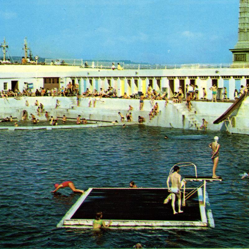 Swimmers at the Jubilee Pool with the raft