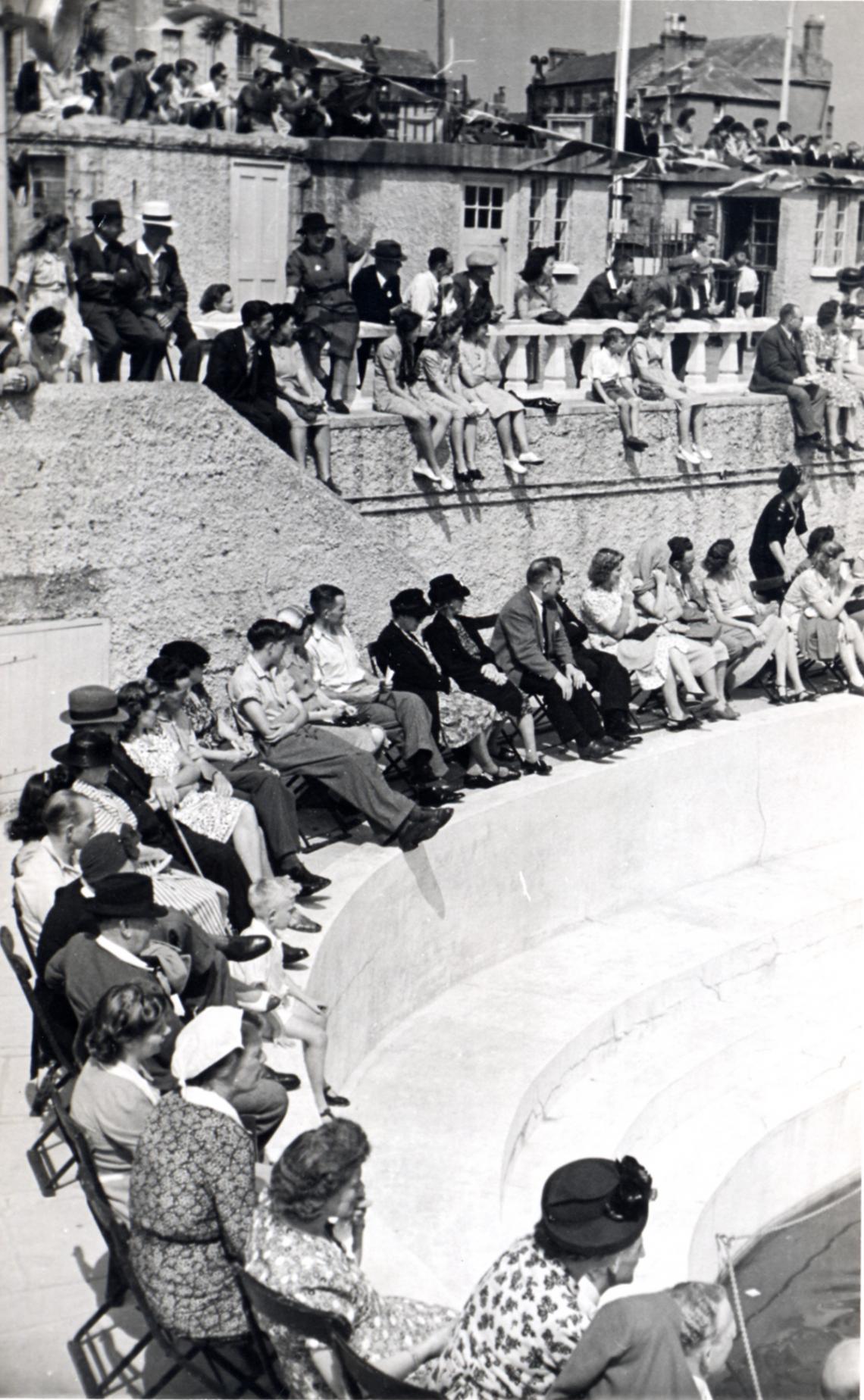 Crowds on the terrace