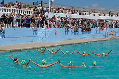 Synchronised swimmers in formation at Art75